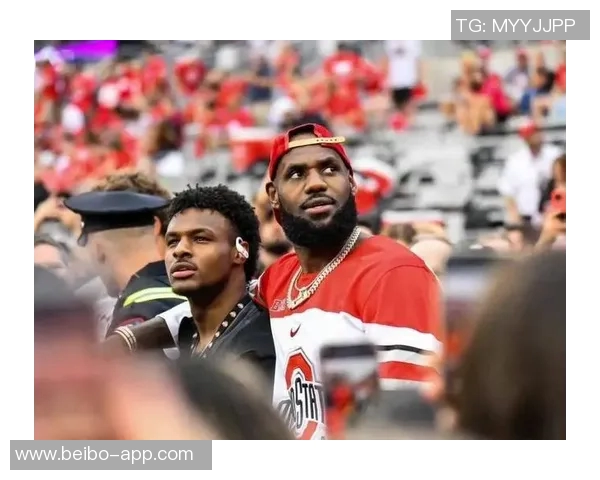 詹姆斯重温青春岁月与高中队友合影穿橄榄球队服引发回忆 詹姆斯重温青春岁月与高中队友合影穿橄榄球队服引发回忆